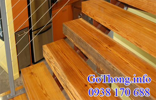 cầu thang làm bằng gỗ thông